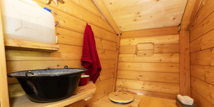 Je tu suchá toaleta a nádoba na vodu pro běžnou hygienu.