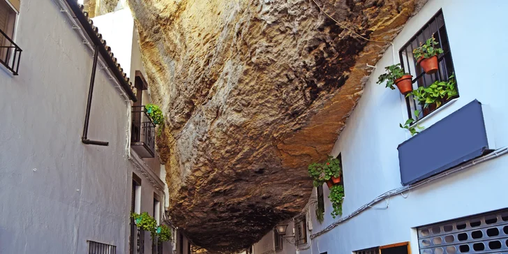 Navštívíte i městečko Setenil de las Bodegas. Unikátní je tím, že řada domů byla postavena ve skalním převisu. 
