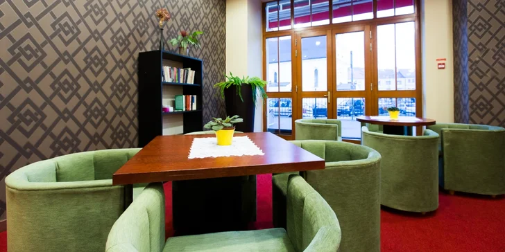 Hotel sídlí v secesní budově přímo na náměstí společně s městským divadlem.