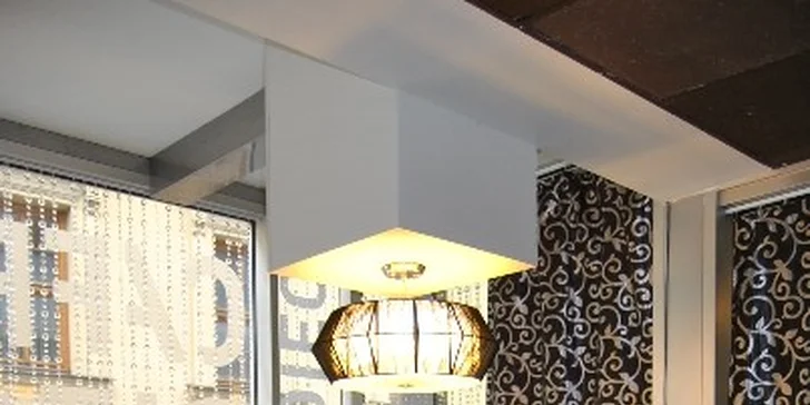 Dva míchané drinky v koktejl baru Caffé Dieci