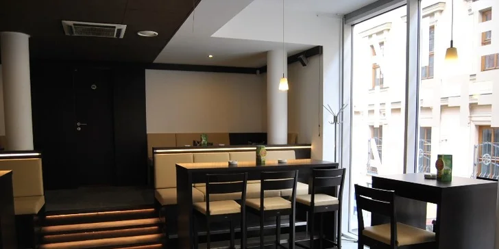 Dva míchané drinky v koktejl baru Caffé Dieci