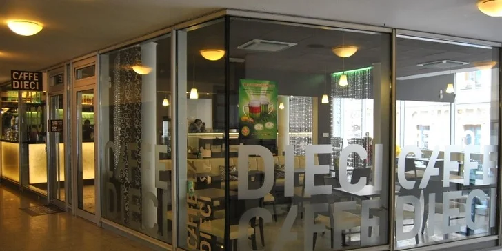 Dva míchané drinky v koktejl baru Caffé Dieci