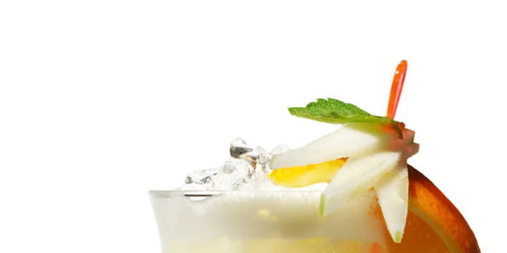 Dva míchané drinky v koktejl baru Caffé Dieci