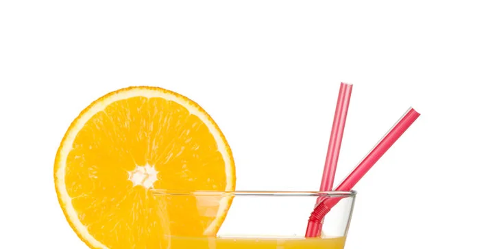 Dva míchané drinky v koktejl baru Caffé Dieci