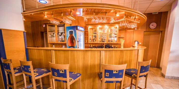 Vedľa recepcie sa nachádza Lobby Bar s pestrou ponukou nealkoholických a alkoholických nápojov.