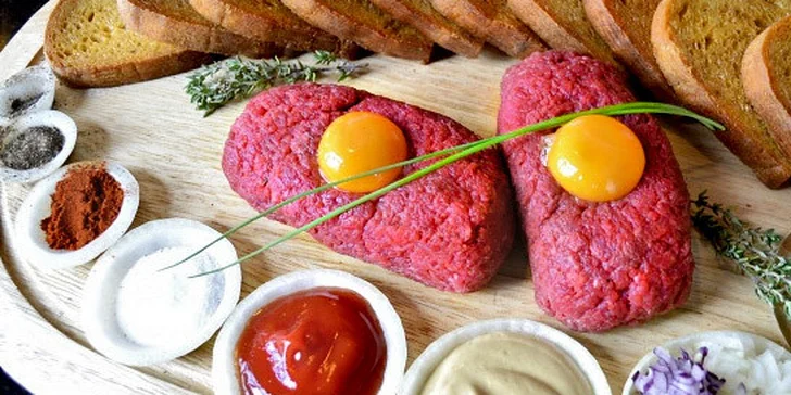 500gramový tatarský biftek z hovězí svíčkové s neomezeným počtem zlatavých topinek. Oblíbená klasika až pro 4 přátele.