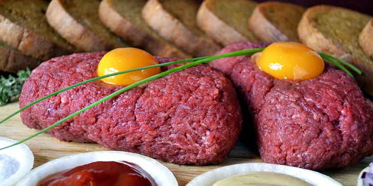 500gramový tatarský biftek z hovězí svíčkové s neomezeným počtem zlatavých topinek. Oblíbená klasika až pro 4 přátele.