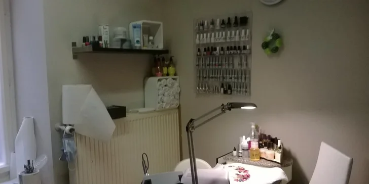 Krásné a zdravé nehty: balíček pedikúry a manikúry včetně peelingu
