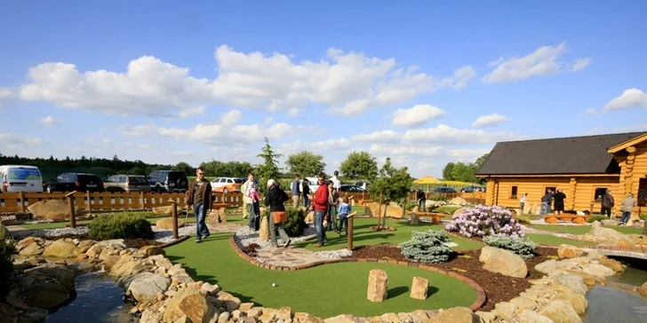 Adventure golf pro dva nebo pro rodinu včetně občerstvení v ceně. Zábava pro všechny a navíc děti do 100 cm zdarma!