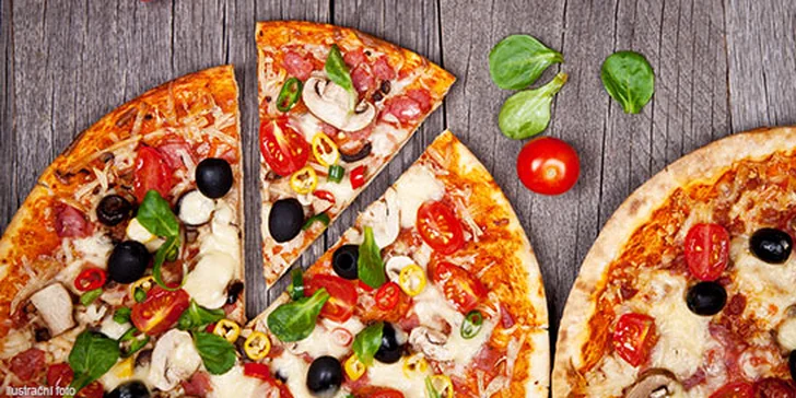 2 pizzy čerstvě vytažené z pravé kamenné pece