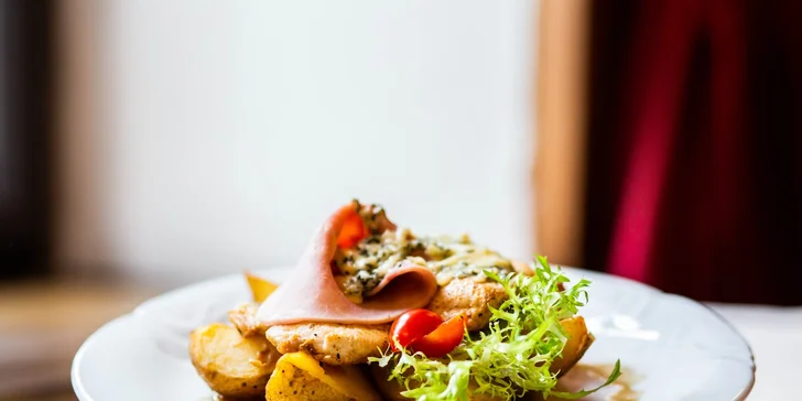 V ponuke sú tiež balíčky s polpenziou – tá zahŕňa aj večere vo forme trojchodového menu.