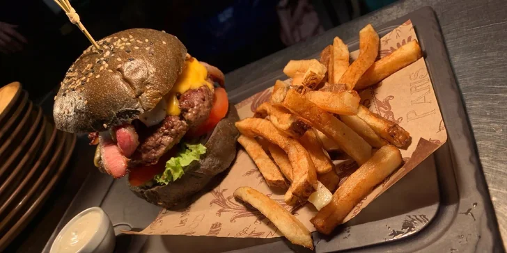 Dejte si burger, steak, souvlaki nebo třeba tatarák. 