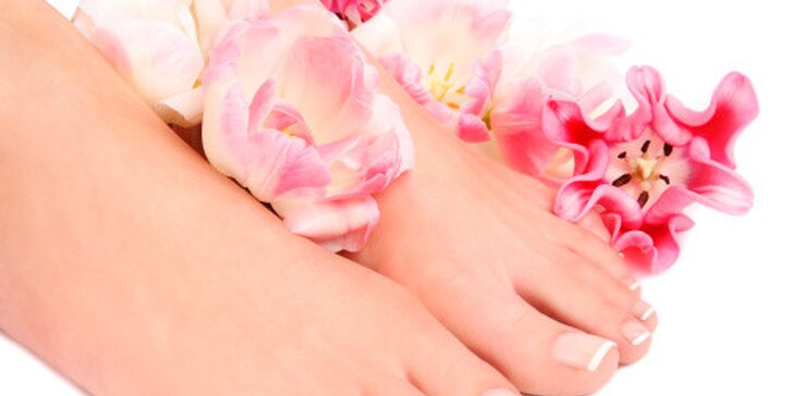 Komplexní péče o vaše nehty. Vyberte si klasickou manikúru, japonskou manikúru P-shine, modeláž gelových nehtů nebo mokrou pedikúru do sandálů!