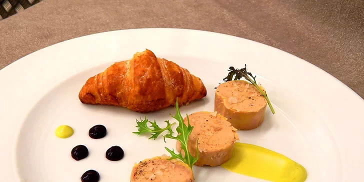 Určitě ale do restaurace zavítejte i v době obědů nebo večeří. Postará se o vás oceňovaný šéfkuchař Lukáš Uher.