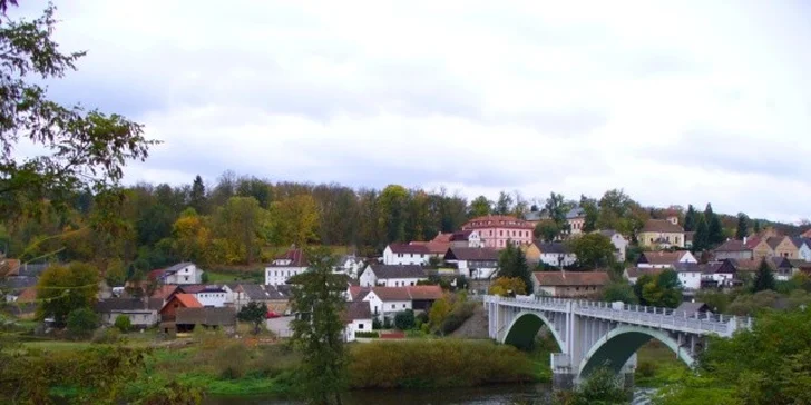 2-4 pořádné porce uzených žebírek vč. pečiva