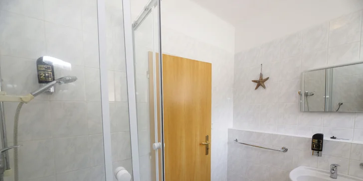 Každý pokoj má vlastní koupelnu, TV a pohodlně se tu připojíte k Wi-Fi. 
