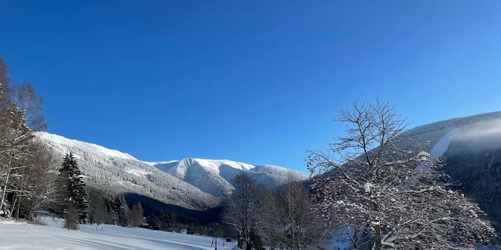 Jen kousek od budovy najdete lanovku na vrch Svatý Petr.