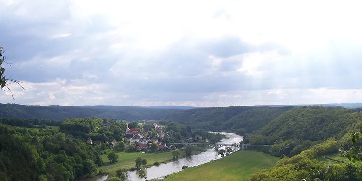 2-4 pořádné porce uzených žebírek vč. pečiva