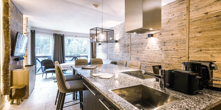Súčasťou apartmánov je aj veľká obývacia izba s otvorenou kuchyňou.
