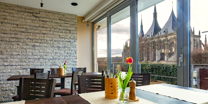 Zajištěnou máte polopenzi v restauraci, odkud je úžasný výhled na chrám. 
