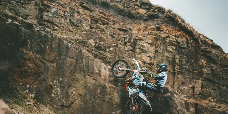 Nejprve vás čeká krátké seznámení s teorií a s fungováním motorky (cca 30 min.) a pak už se vrhnete na praxi.