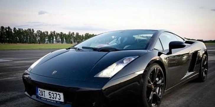 Luxusní jízda sporťákem na letišti Líně