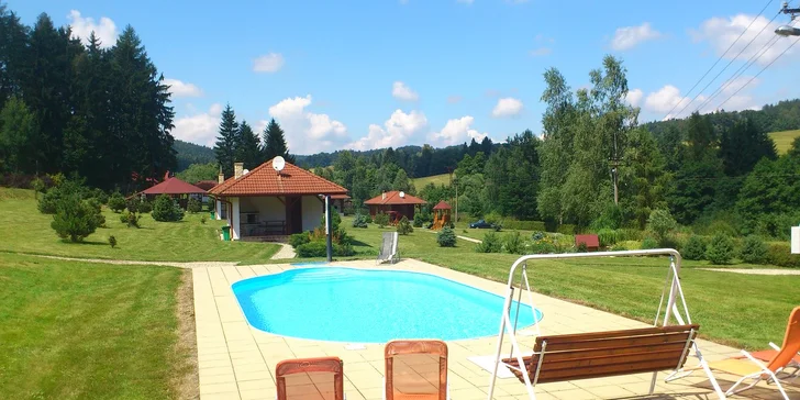 4 nebo 5 dní na chatě s polopenzí, bazénem, masáží a jízdou na koni pro 4-8 osob