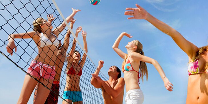 Plážový volejbal v Beach Klubu Ládví. 2hodinový pronájem kurtu, 1 lekce na beachvolejbalovém kempu nebo 2 vstupy na kroužek pro děti.