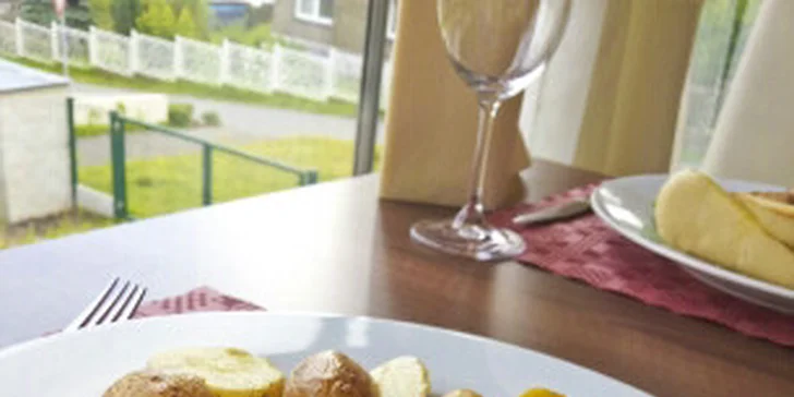 Kuřecí a vepřové maso na grilu v Restauraci Landek