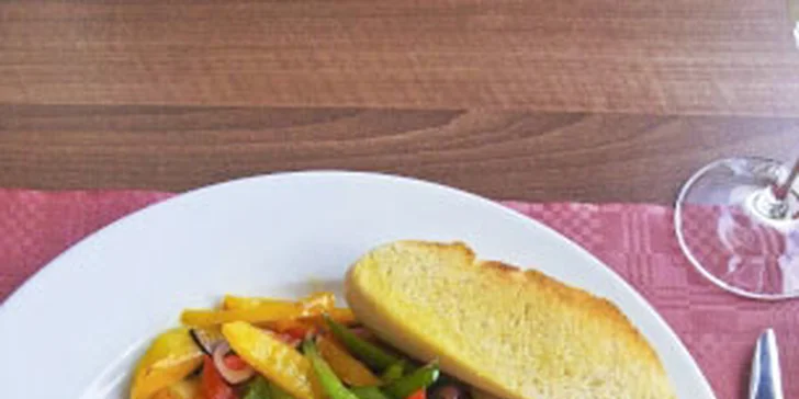 Kuřecí a vepřové maso na grilu v Restauraci Landek