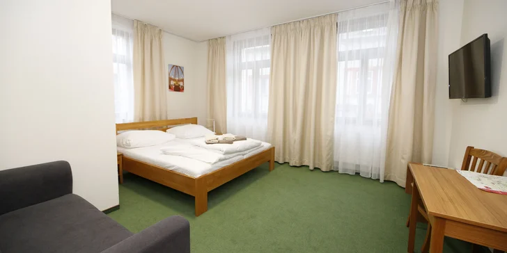 Vaším kráľovstvom sa stane útulná izba, ktorej dominuje drevo, ale kde je samozrejme k dispozícii aj Wi-Fi pripojenie, televízia a vlastná kúpeľňa (izba vo vedľajšej budove).