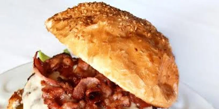 Sleva 40 % na půlkilový burger „Ohrada“ a hranolky