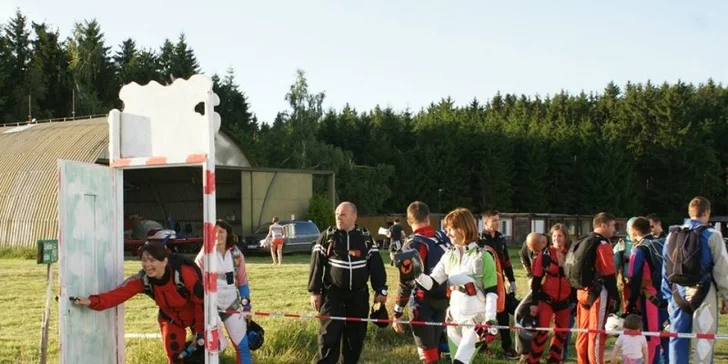 Adrenalin v oblacích: vyhlídkový let završený tandemovým seskokem s videozáznamem