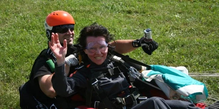 Adrenalin v oblacích: vyhlídkový let završený tandemovým seskokem s videozáznamem