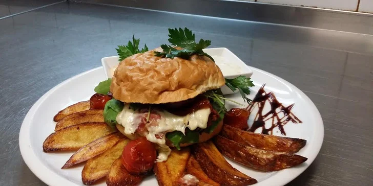 50% sleva na hovězí burger z Gyros & Grill Bar