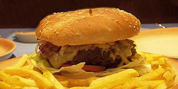 40% sleva na Maxi burger se slaninou a hranolky