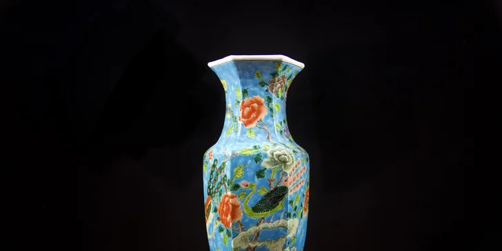 Vystavené artefakty jsou volně dostupné k prodeji. Můžete si tak doplnit interiér nádhernou originální vázou. 