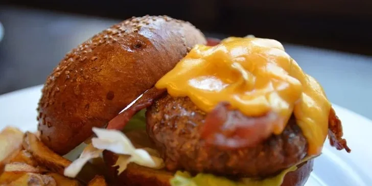 Sleva 40 % na burgery v Jámě a Jáma Steak House