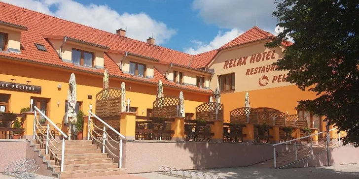 Penzion stojí na břehu přehrady Hněvkovice.