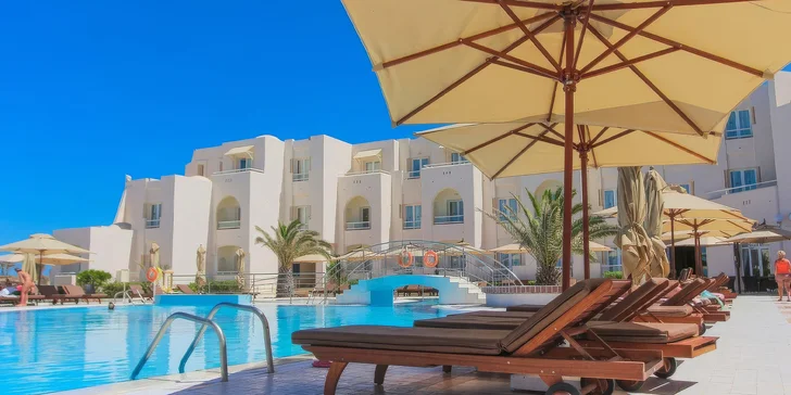 Součástí hotelu je venkovní i vnitřní bazén. 