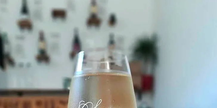 Na výběr máte bílé, červené, růžové i perlivé víno či koktejly.