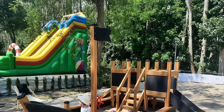 V dosahu hotelu je krásné dětské hřiště s atrakcemi.