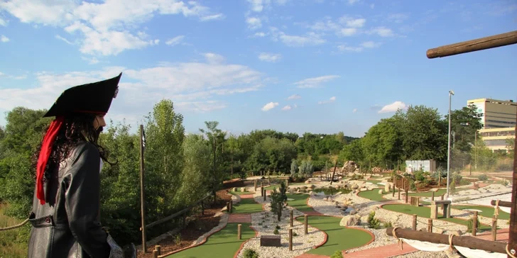Permanentky na 5 či 10 vstupů na pirátský minigolf
