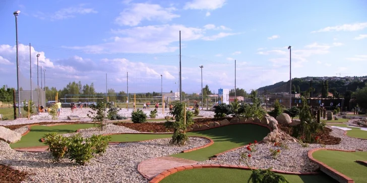 Permanentky na 5 či 10 vstupů na pirátský minigolf