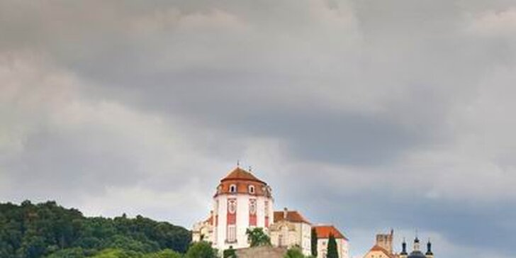 2, 4 nebo 6 nocí v bungalovu v oblíbeném a romantickém prostředí Vranovské přehrady, v těsné blízkosti městečka a zámku Vranov nad Dyjí!
