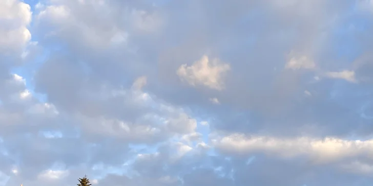 Vinařství leží na cyklotrase Ladenská alej, takže se nezapomeňte pokochat nádherným Apollonovým chrámem a vyhlídkou z něho....