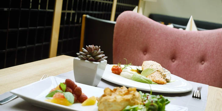 V restauraci připravují polské speciality i mezinárodní kuchyni.