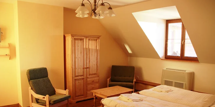 Ubytujete sa v útulnej izbe alebo apartmáne s kvalitným dreveným nábytkom.