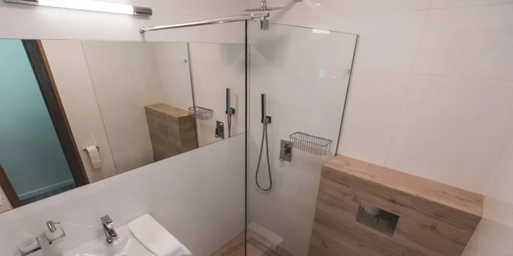 Koupelna má stejně jako ostatní interiéry penzionu moderní a funkční design.