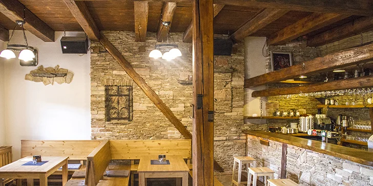 Jídlo se podává v restauraci penzionu U Tří Jasanů, který je cca 100 m od hotelu.